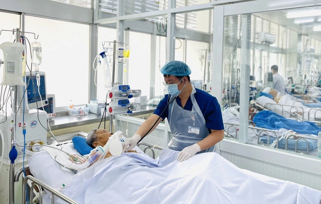 Y bác sĩ khoa ICU Bệnh viện Chợ Rẫy mang tạp dề khi chăm sóc, tiếp xúc bệnh nhân để tránh lây nhiễm chéo