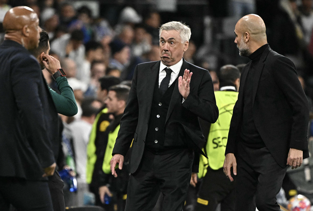 HLV Ancelotti (giữa) không đồng tình với những phát biểu của HLV Pep Guardiola (phải)