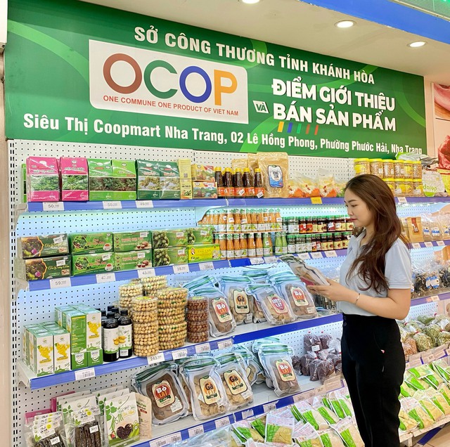 Gian hàng OCOP tại Co.opmart, Co.opXtra thu hút khách hàng, đặc biệt là khách du lịch