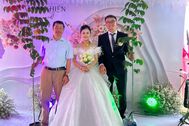 Cặp đôi được khách mời tặng cây tại đám cưới