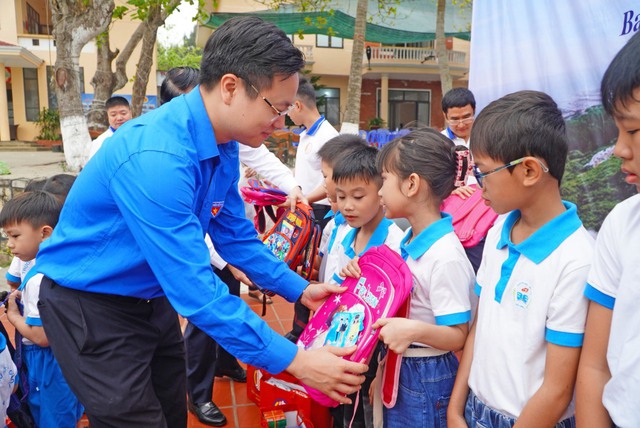 Anh Trần Quang Hưng, Phó bí thư Thành đoàn Hà Nội, trao quà cho trẻ em trên đảo Bạch Long Vĩ