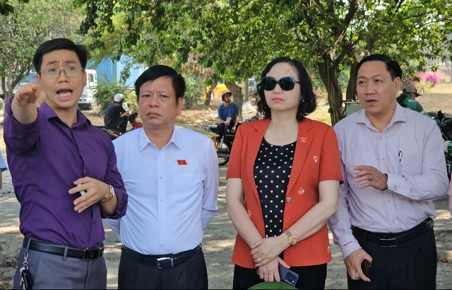 Đại diện Ban An toàn giao thông tỉnh Đồng Nai (bìa trái) báo cáo thực tế tại nút giao thông ngã ba Vũng Tàu với Đoàn giám sát của Quốc hội