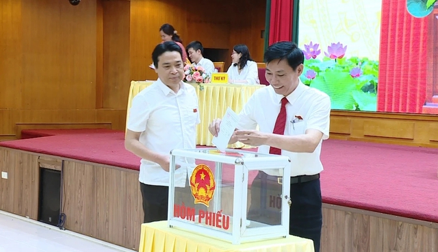 Các đại biểu HĐND Q.Hà Đông bỏ phiếu thông qua chủ trương sắp xếp đơn vị hành chính cấp xã giai đoạn 2023 - 2025 trên địa bàn