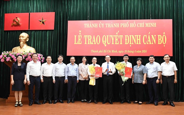 Ông Nguyễn Phước Hưng (thứ 7 từ trái qua) nhận quyết định làm Bí thư Huyện ủy Cần Giờ