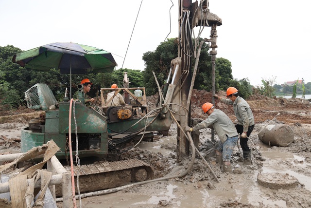 Công nhân thi công tại vị trí đóng cọc dự án đường dây 500kV mạch 3