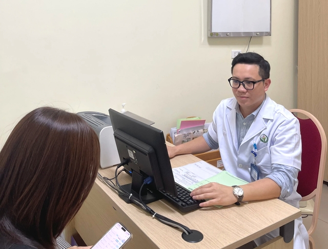Bác sĩ Lê Văn Long tư vấn sức khỏe cho bệnh nhân