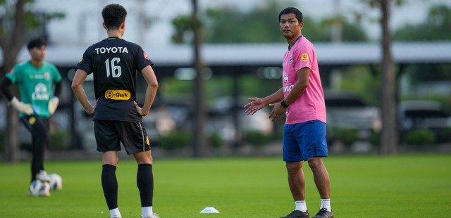 HLV Issara Sritaro làm việc với các cầu thủ U.23 Thái Lan