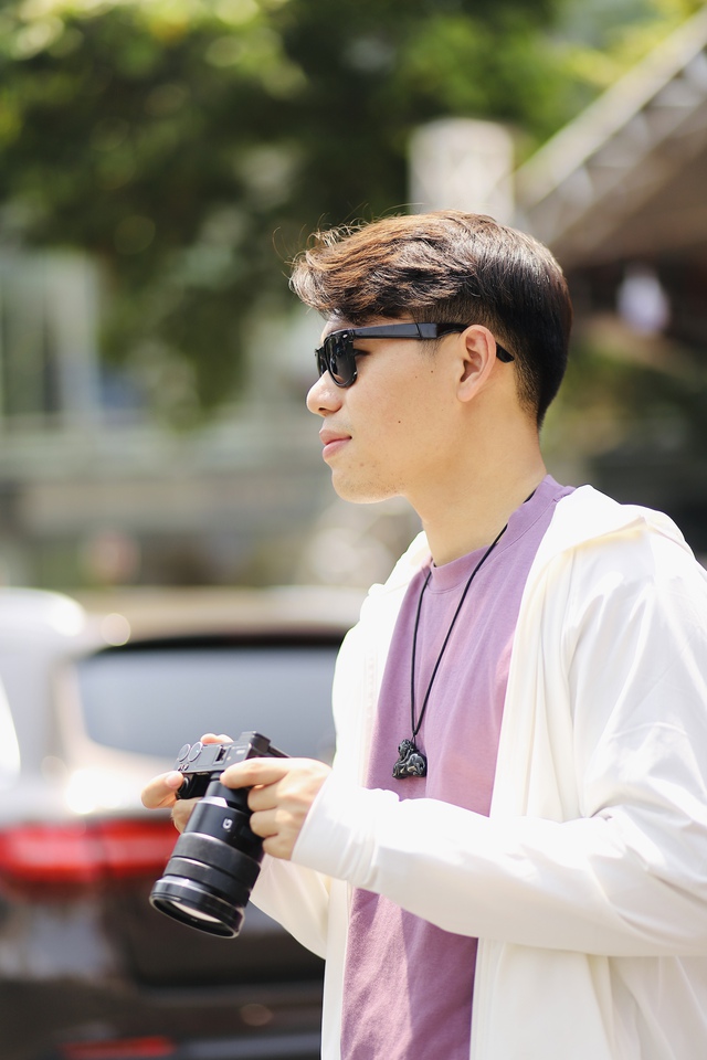 Nhà báo Lê Nam với chiếc áo Parka chống nắng có tông màu trắng làm nổi bật làn da rám nắng một cách trang nhã