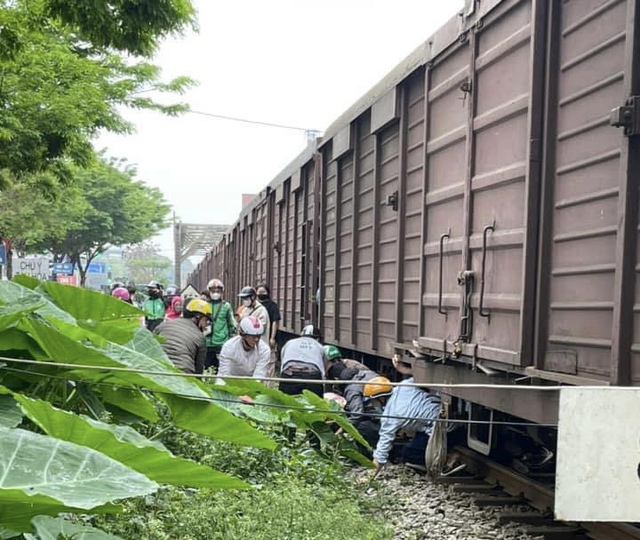 Người dân hỗ trợ đưa nạn nhân ra ngoài và đưa đi cấp cứu