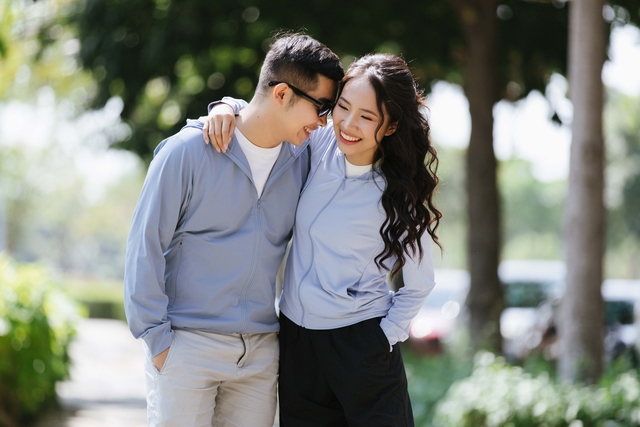 Cùng với áo là những chiếc quần chống nắng phong cách đơn giản và tiện lợi mà cặp đôi Văn Trọng - Khánh Linh đang mặc
