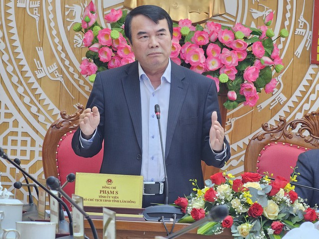 Ông Phạm S., Phó chủ tịch UBND tỉnh Lâm Đồng phát biểu tại hội nghị