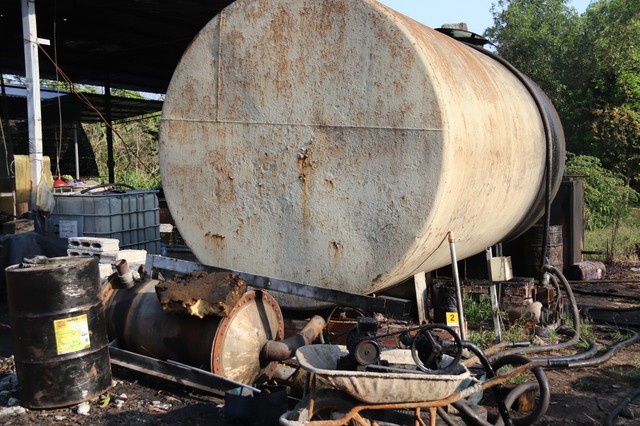 Công an Bình Thuận bắt quả tang xưởng tái chế dầu nhớt lậu giữa rừng tràm- Ảnh 7.