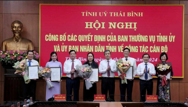 Bà Trần Thị Bích Hằng (thứ 4 từ trái qua) tại lễ công bố quyết định