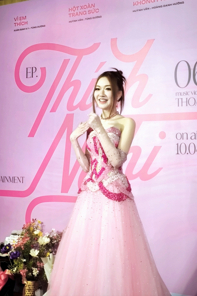 Nguyễn Vũ Thoại Nghi sinh năm 2005, cô từng tham gia hai cuộc thi Miss Teen International Vietnam 2021 và Miss Teen Universe 2022 trước khi trở thành ca sĩ