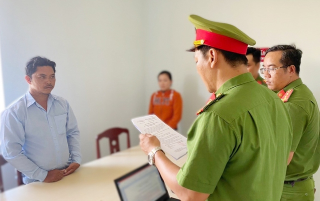 Bị can Trần Văn Út nghe công an đọc lệnh khởi tố, bắt tạm giam