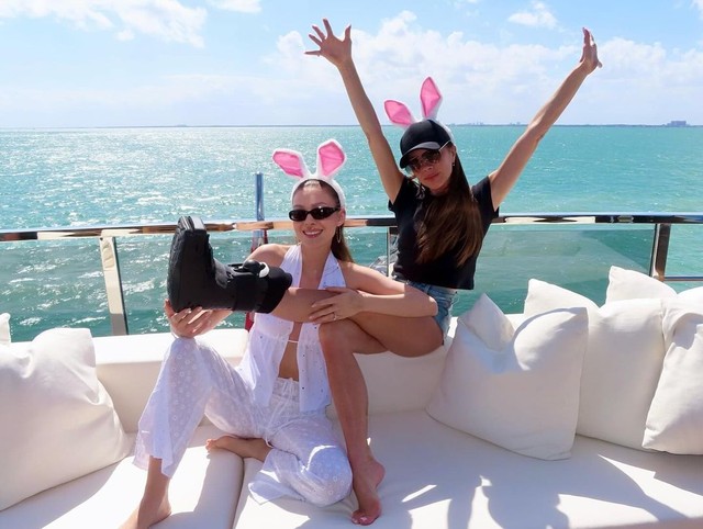 Victoria và Nicola thân thiết trong ảnh chụp trên du thuyền trong kỳ nghỉ lễ Phục sinh. Cả hai mặc mát mẻ và đeo tai thỏ giống hệt nhau