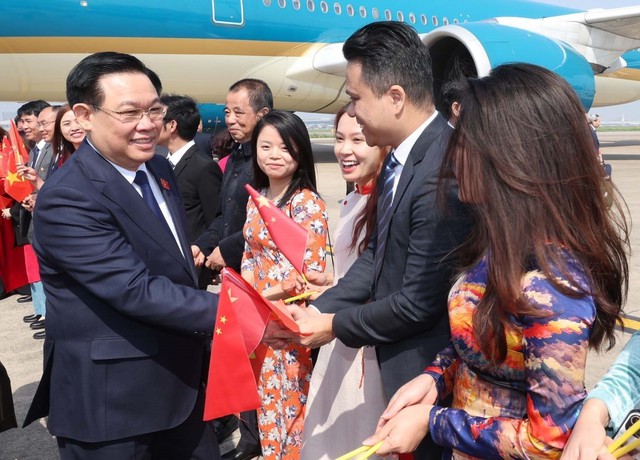 Cán bộ, nhân viên Tổng lãnh sự quán Việt Nam và đại diện kiều bào ở Thượng Hải đón Chủ tịch Quốc hội Vương Đình Huệ tại sân bay quốc tế Hồng Kiều Thượng Hải