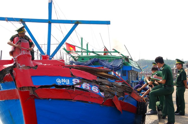 Bộ đội biên phòng tỉnh Quảng Ngãi kiểm tra, đánh giá thiệt hại của tàu cá QNg 96669 TS
