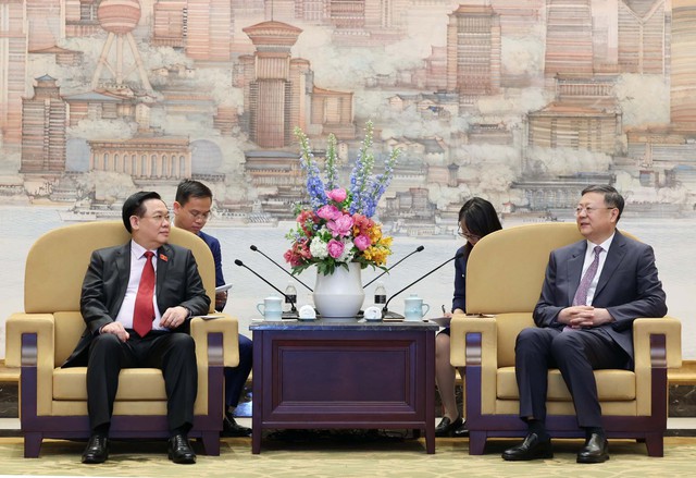 Chủ tịch Quốc hội Vương Đình Huệ hội đàm với Bí thư Thành ủy Thượng Hải Trần Cát Ninh