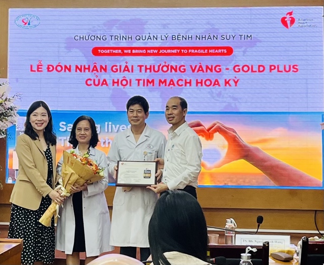 PGS Nguyễn Sinh Hiền (thứ hai, từ phải qua) nhận chứng nhận giải thưởng Vàng - Gold Plus của Hội Tim mạch Mỹ trao tặng