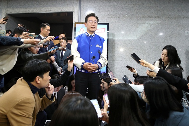 Lãnh đạo DP Lee Jae-myung gặp báo giới hôm 10.4