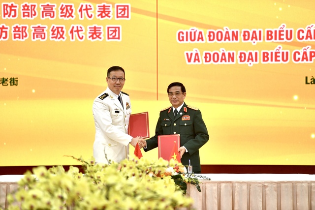 Đại tướng Phan Văn Giang và thượng tướng Đổng Quân ký kết biên bản hợp tác