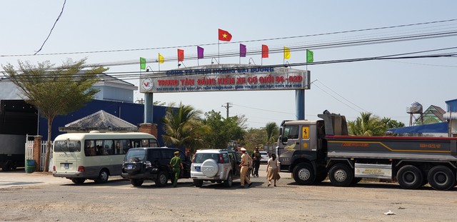 Cơ quan CSĐT Công an Bình Thuận đến Trung tâm đăng kiểm xe cơ giới 86-02D Bình Thuận để khám xét vào sáng 11.4