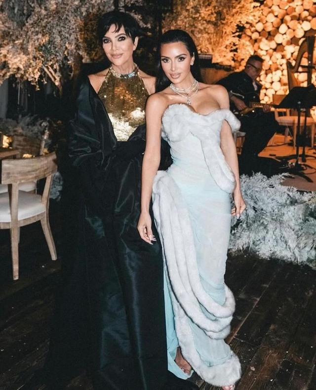 Cặp mẹ con nổi tiếng Hollywood Kris Jenner và Kim Kardashian. Bà Kris (69 tuổi) có 2 đời chồng và 6 người con nhưng có lẽ Kim 