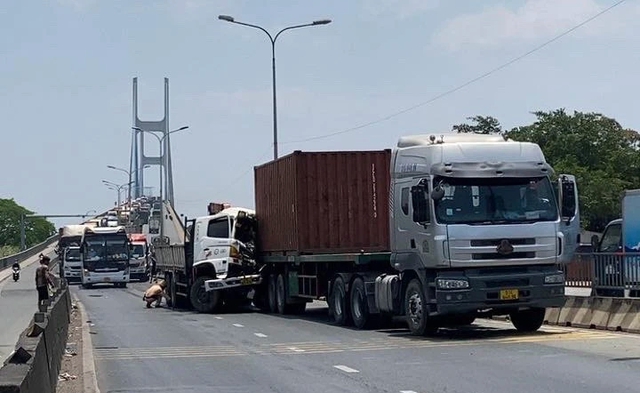 Xe tải mất thắng húc xe container trên cầu Phú Mỹ- Ảnh 1.