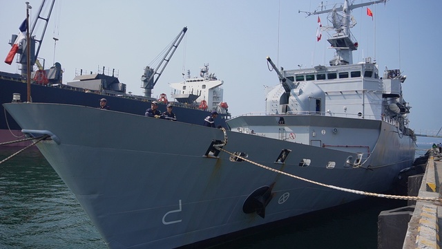 Tàu tuần dương cập cảng Tiên Sa