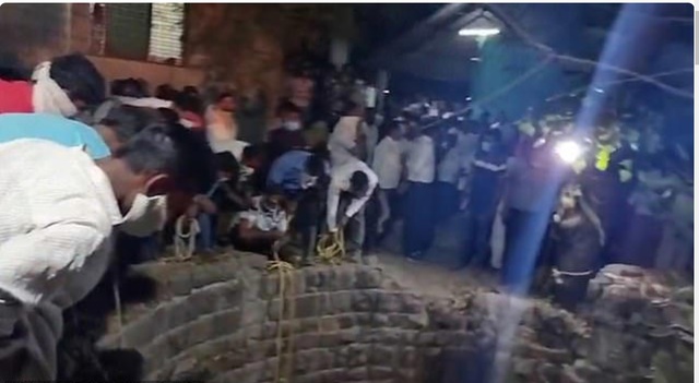 Hình ảnh từ video cho thấy dân làng tập trung quanh một cái giếng được dùng làm hố rác sinh học ở Ấn Độ sau khi 6 người xuống đó để cứu một con mèo bị rơi vào