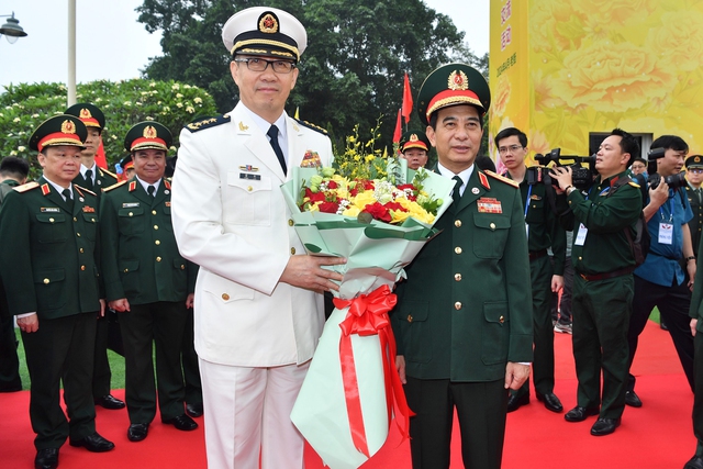 Đại tướng Phan Văn Giang đón thượng tướng Đổng Quân và đoàn đại biểu Bộ Quốc phòng Trung Quốc tại cửa khẩu quốc tế Lào Cai
