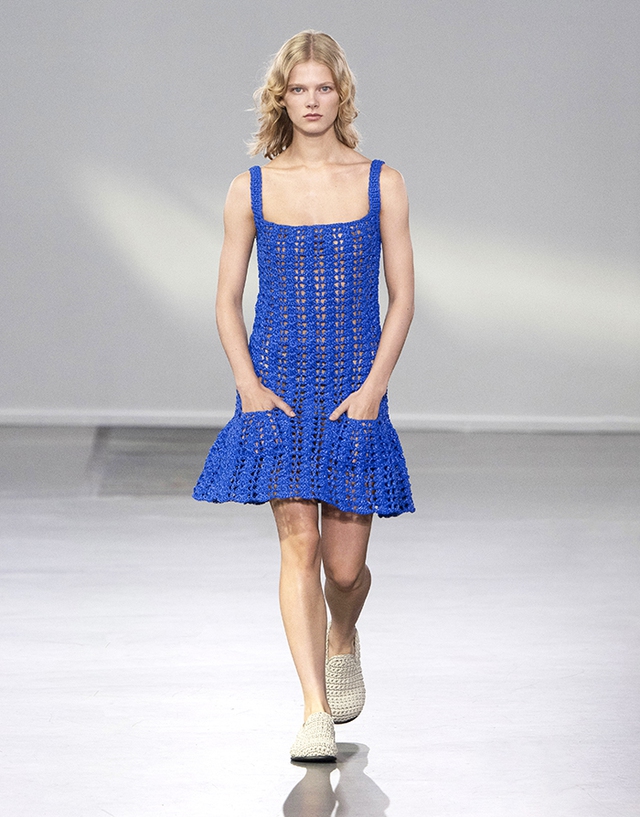 Chiếc váy xanh đậm cảm hứng biển cả của JW Anderson là một trong 10 lựa chọn của mùa hè 2024 mà nàng nhất định phải có. Đây là thiết kế kết hợp để nàng có thể vừa xuống biển lại vừa ra phố với dáng vẻ thời thượng, trẻ trung và quyến rũ