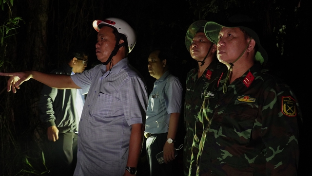 Chủ tịch UBND tỉnh Cà Mau Huỳnh Quốc Việt đến hiện trường chỉ đạo công tác chữa cháy