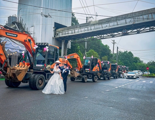 Chú rể cùng dàn máy xúc sang nhà gái rước dâu khiến dân mạng thích thú- Ảnh 3.