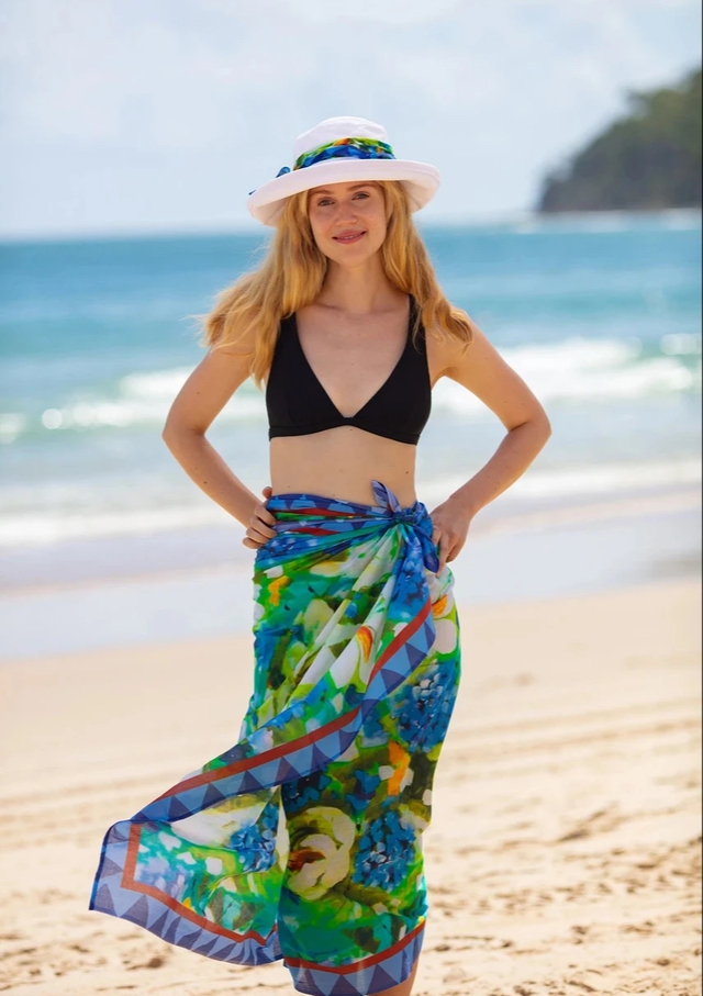 Một chiếc sarong trong valy thời trang đi biển sẽ hoàn thiện diện mạo cho kỳ nghỉ của các nữ tín đồ, khiến trở nên rực rỡ và thu hút hơn