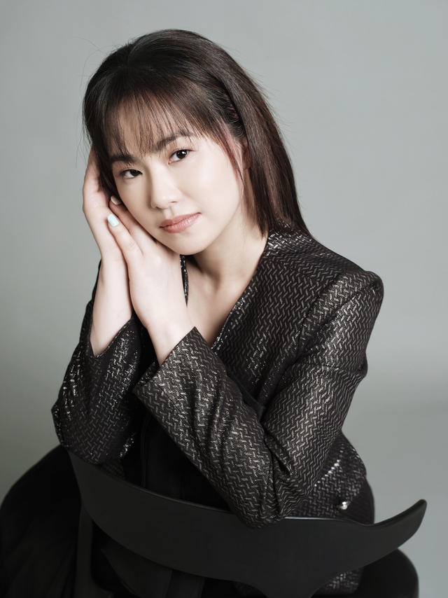 Lương Bích Hữu sinh năm 1984, nổi tiếng khi gia nhập nhóm nhạc nữ H.A.T cùng với Pham Quỳnh Anh, Thu Thủy; sau này cô tách ra hoạt động độc lập
