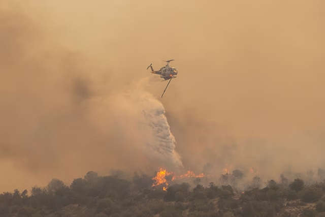 Trực thăng dập lửa ở Mandra, Hy Lạp ngày 18.7.2023