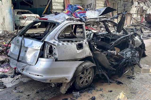 Chiếc xe chở 3 con trai của ông Haniyeh sau vụ không kích hôm 10.4