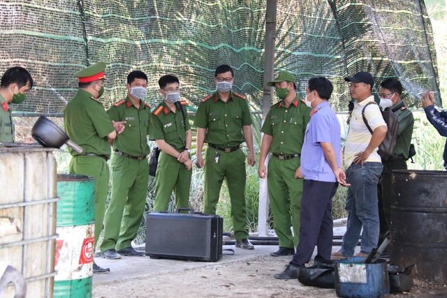 Bình Thuận: Nhiều hóa chất nghi độc hại trong lò tái chế nhớt thải giữa rừng tràm- Ảnh 7.