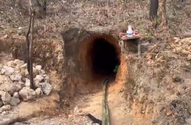 Đường hầm do nhóm người khai thác vàng trái phép đào khoét vào chân núi