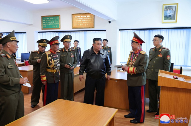 Nhà lãnh đạo Triều Tiên Kim Jong Un đến thăm một trường đại học quân sự ở Bình Nhưỡng (Triều Tiên) ngày 11.4.2024