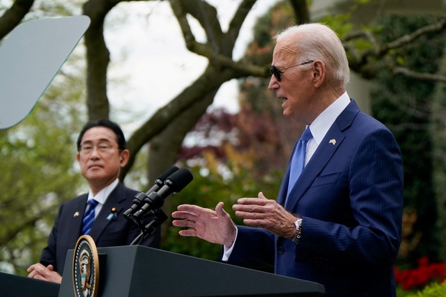 Tổng thống Mỹ Joe Biden và Thủ tướng Nhật Bản Kishida Fumio họp báo tại Vườn Hồng của Nhà Trắng hôm 10.4