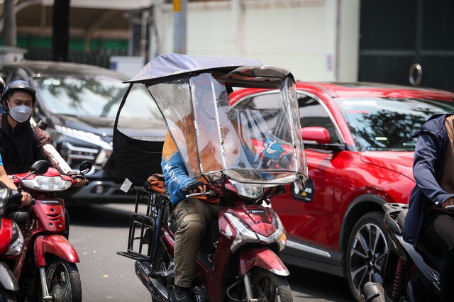 Người dân TP.HCM tìm cách chống chọi với nắng nóng buổi giữa trưa