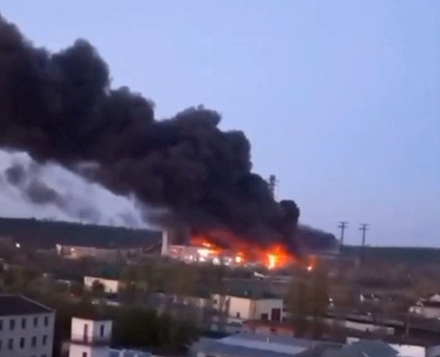 Khói và lửa bốc lên tại nhà máy nhiệt điện Trypilska ở tỉnh Kyiv của Ukraine ngày 11.4 sau cuộc tấn công bằng tên lửa