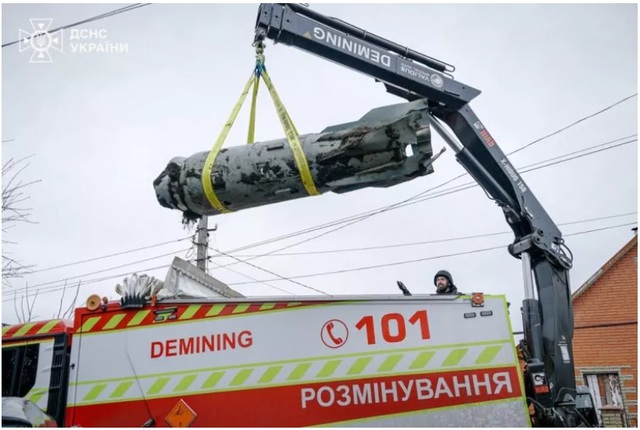 Bức ảnh do giới chức Ukraine công bố cho thấy quả bom FAB-1500 không phát nổ ở tỉnh Donetsk ngày 16.3