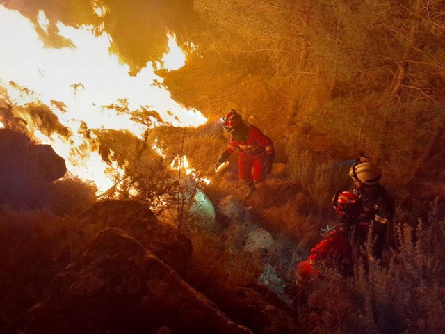 Lực lượng cứu hỏa nỗ lực khống chế đám cháy tại Villanueva de Viver, Tây Ban Nha ngày 27.3.2023