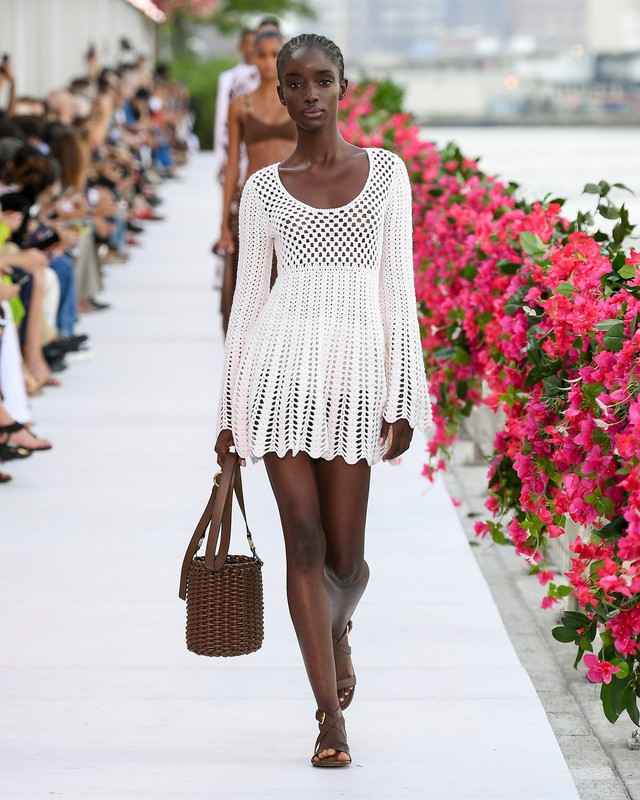 Thiết kế của Michael Kors  cho mùa xuân hè 2024 đủ kín đáo để tạo nên set trang phục kết hợp lại vừa đủ sexy để biến thành chiếc váy khoác ngoài các bộ bikini ra biển