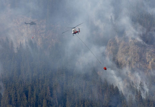 Trực thăng dập lửa trên sườn núi ở vùng Bitsch, Thụy Sĩ ngày 18.7.2023