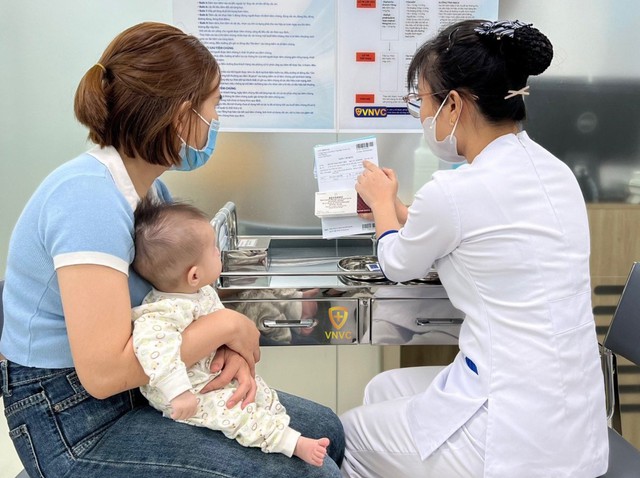 Trẻ được tiêm vắc xin não mô cầu nhóm B tại VNVC